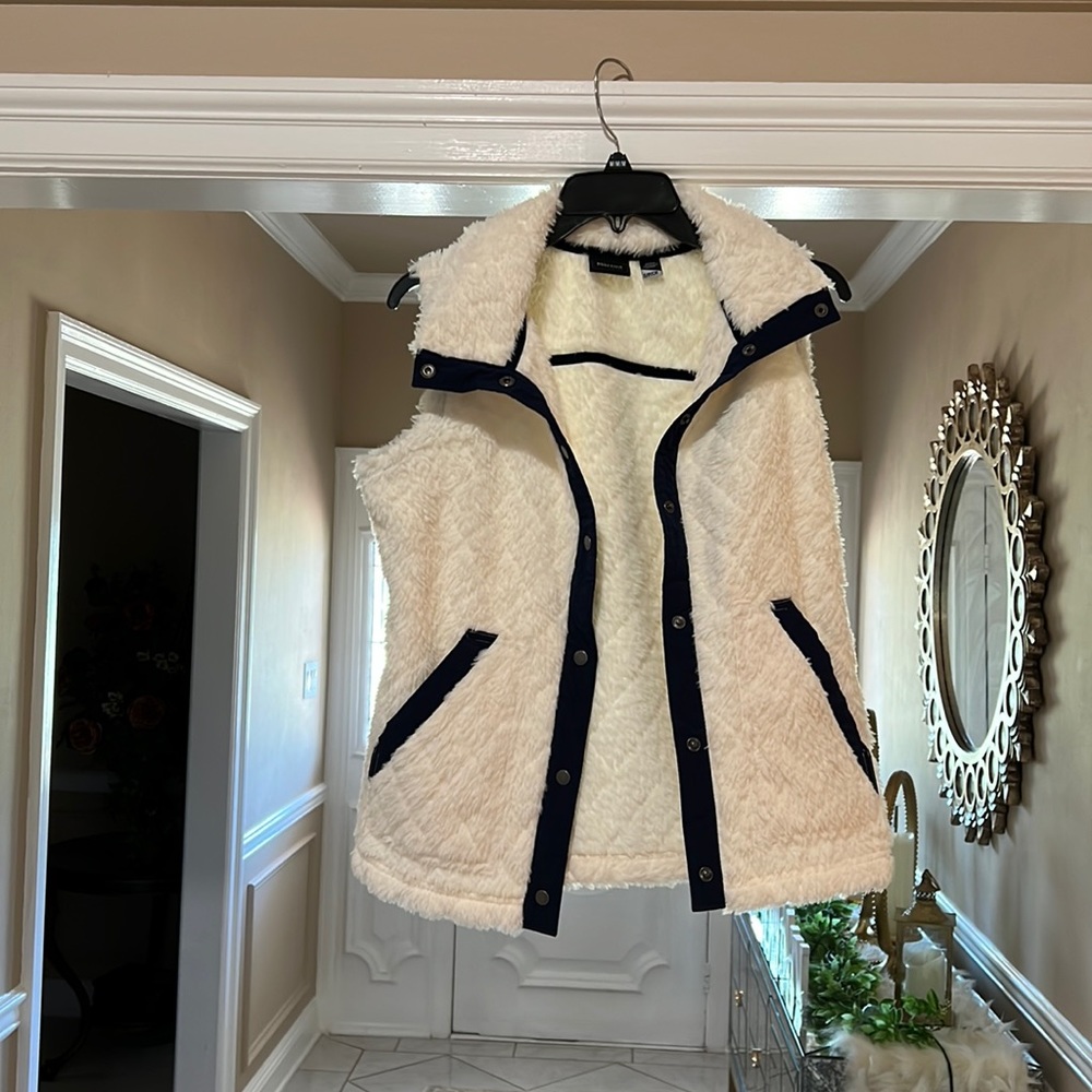 NWT Marmot Women’s Janna Vest Turtledove/Arctic Navy fur white vest size small